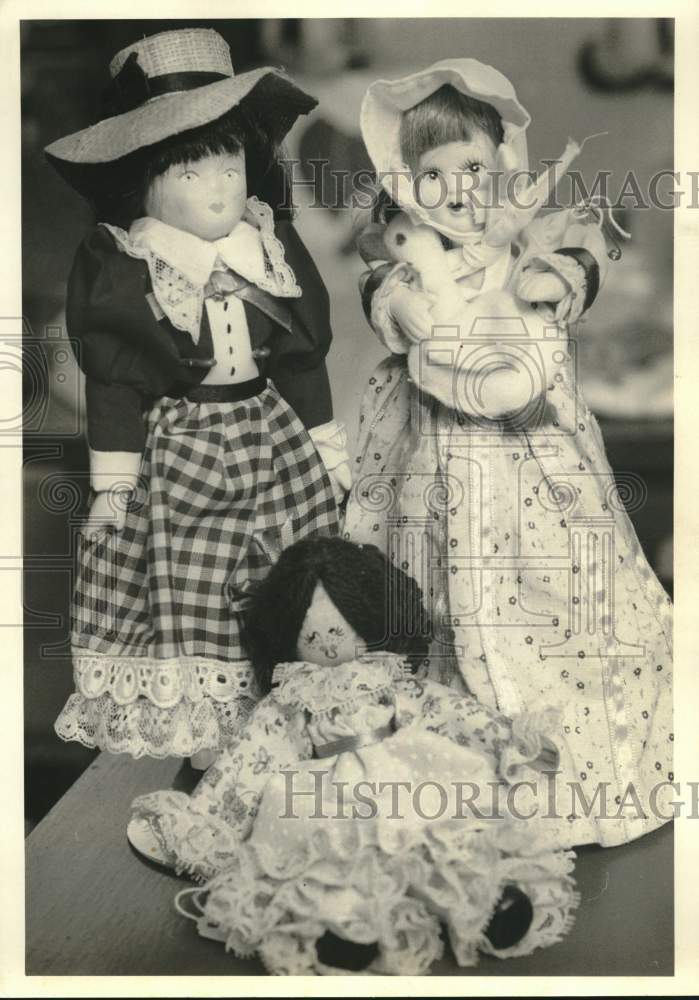 1986 Press Photo Dolls on Display at The Consortium - sya58536- Historic Images