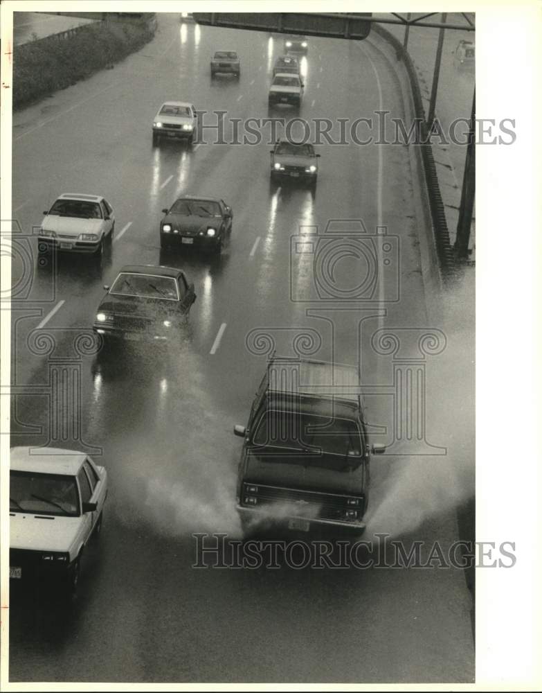 1988 Press Photo Cars Splash Through Puddles on Route 81, Syracuse, New York- Historic Images