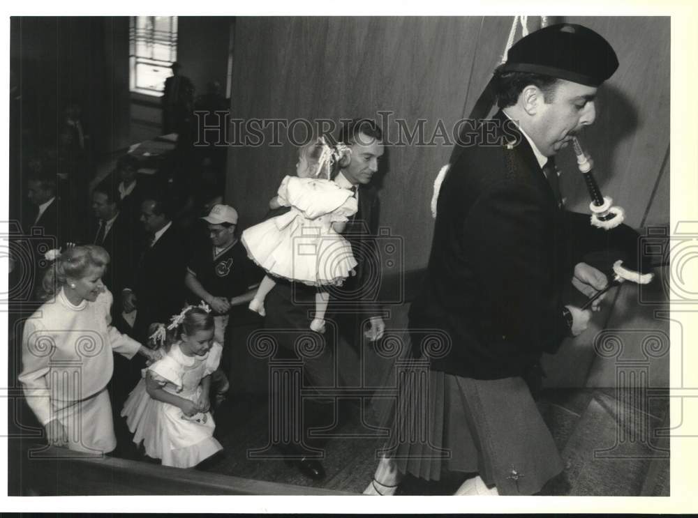 1992 Press Photo Patrick McBride, Bagpiper leads Frederick J. Scullin and Family- Historic Images