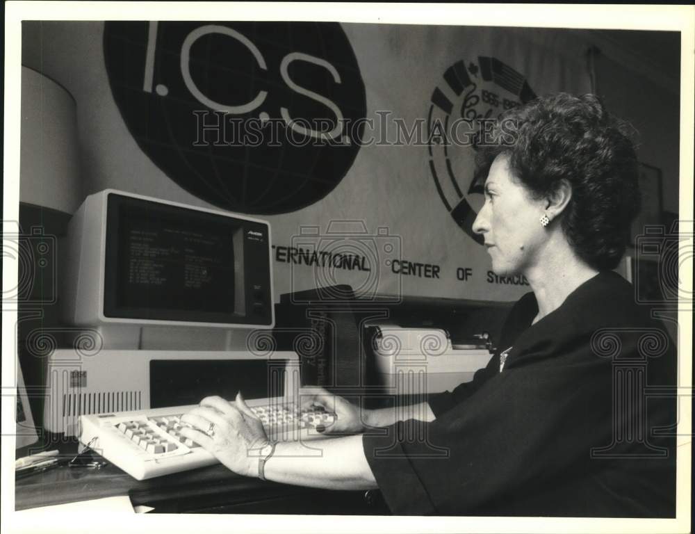 1989 Press Photo Maria de Lourdes Fallace at International Center Computer - Historic Images