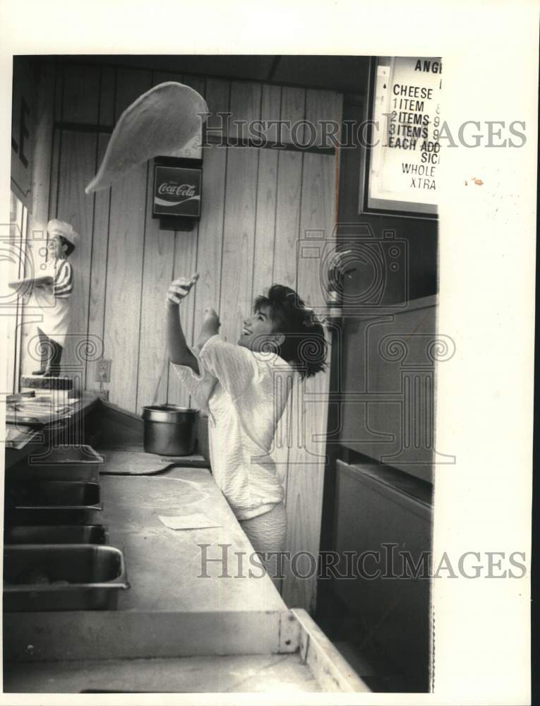 1987 Press Photo Kathy D&#39;Angelo Tossing Pizza Dough at Angelo&#39;s Pizza in Auburn - Historic Images