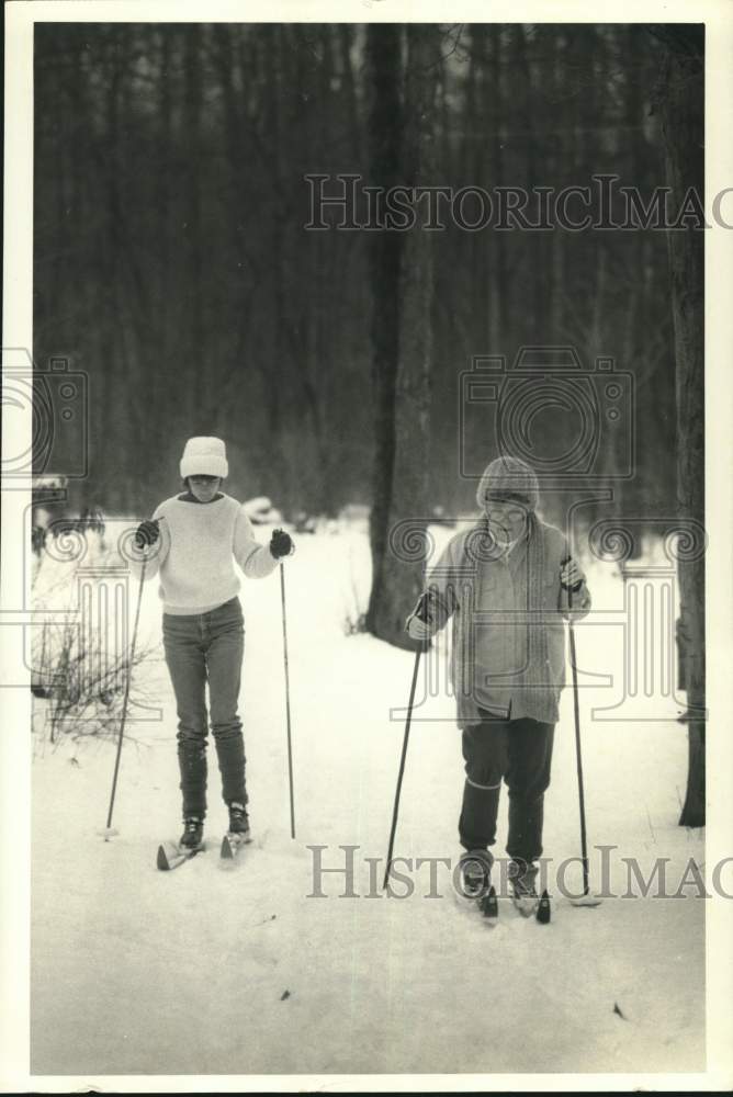 1986 Press Photo Cross Country skiers in Weedsport, New York - sya60771 - Historic Images