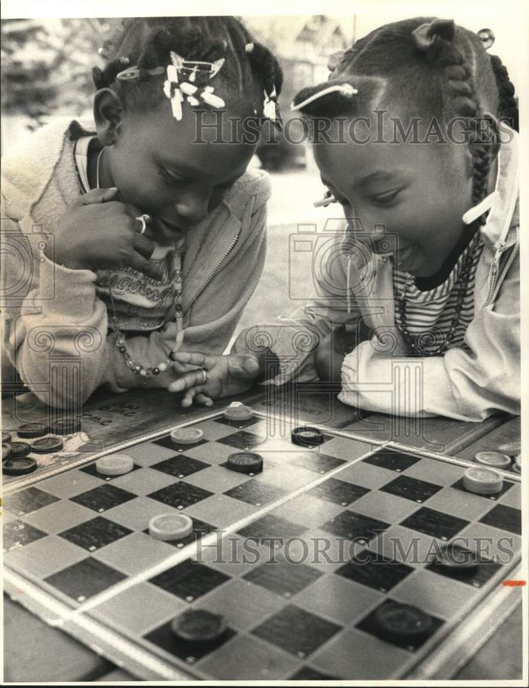 1989 Press Photo Kizzy Johnson Playing Checkers with Friend Janis Sanders- Historic Images