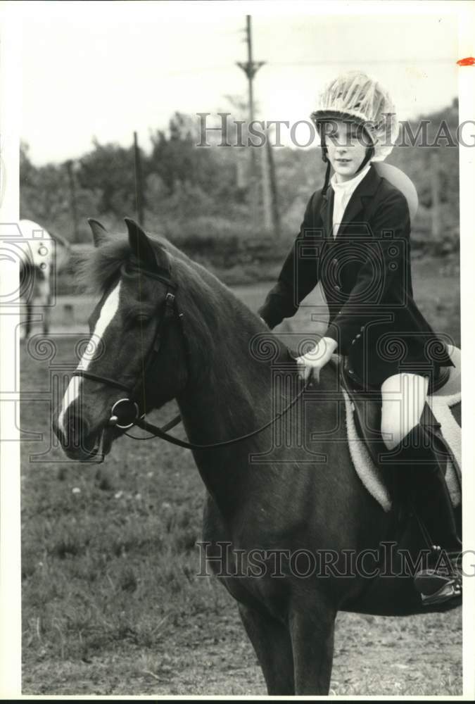 1991 Press Photo Amy Dickerson Rides Aurora English Style - sya60987- Historic Images