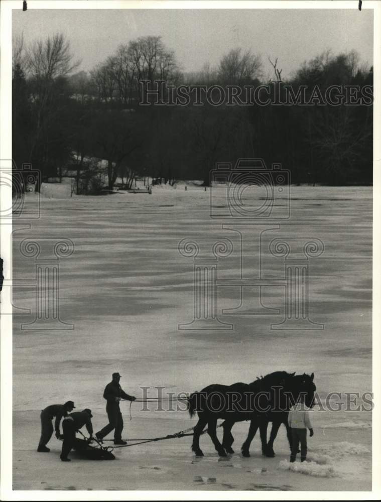 1988 Press Photo Dick Menkins and Crew at Green Lake for Tully Ice Festival - Historic Images