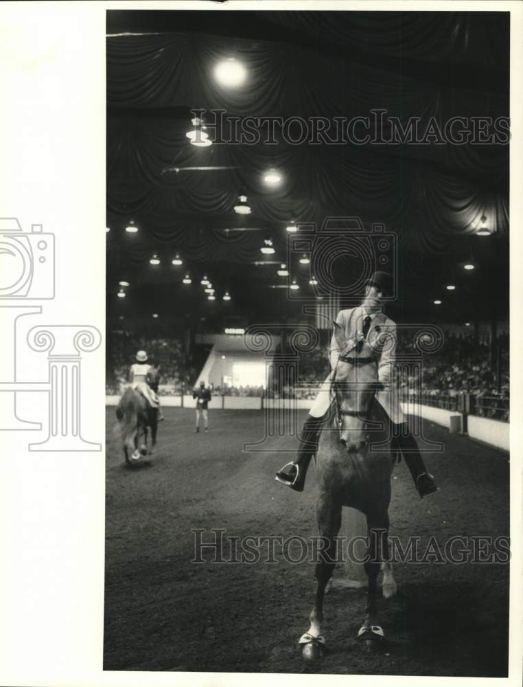1985 Press Photo Carolyn Billings Rides Horse in Five-Gate Stake Competition- Historic Images