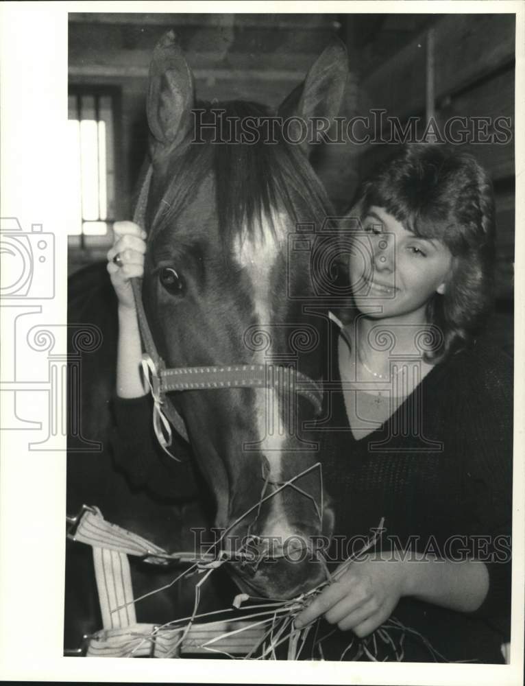 1986 Press Photo New York-Colleen Bishop with her new horse &quot;Taste Of Honey&quot; - Historic Images