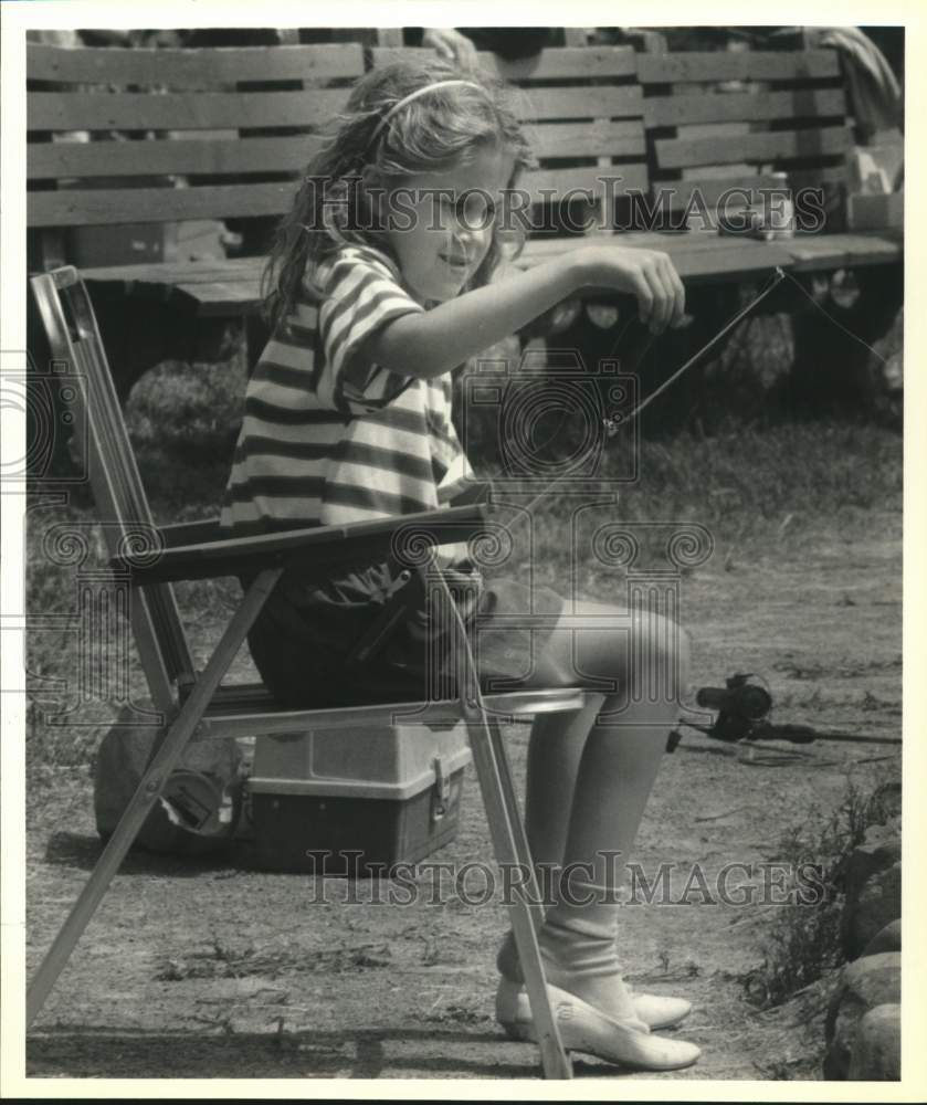 1990 Press Photo Syracuse-Shannon Riley tries to untangle her fishing line - Historic Images