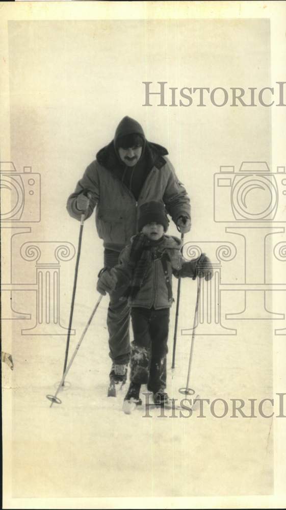 1985 Press Photo Man Cross Country Skiing with Child - sya61531- Historic Images