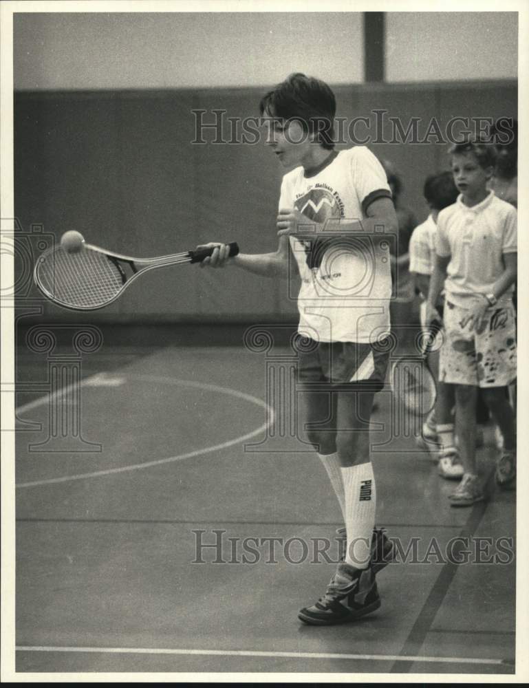 1986 Press Photo Matt Baxter at Dr. Weeks School in Tennis Practice, New York - Historic Images