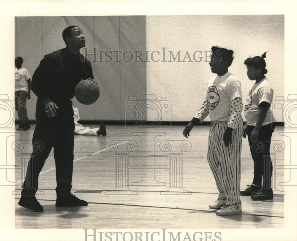 1991 Press Photo &amp; Girls Play Basketball at Syracuse Boys &amp; Girls Club - Historic Images