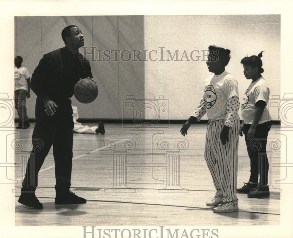 1991 Press Photo & Girls Play Basketball at Syracuse Boys & Girls Club - Historic Images