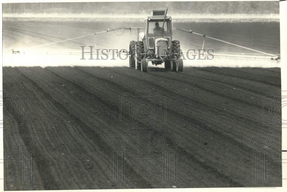 Press Photo Sullivan-A farmer plows his fields at Sky High Farms - sya62122 - Historic Images