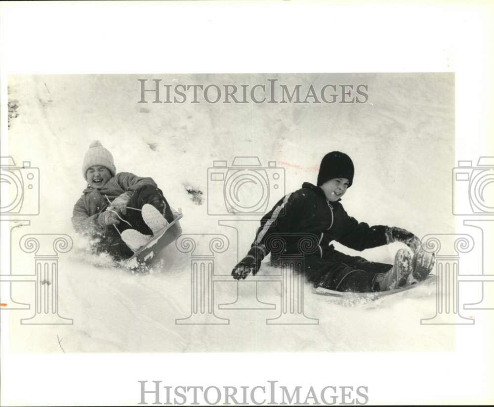 1989 Press Photo Jake Mahan and Katy sled down Chittenango High School Hill- Historic Images