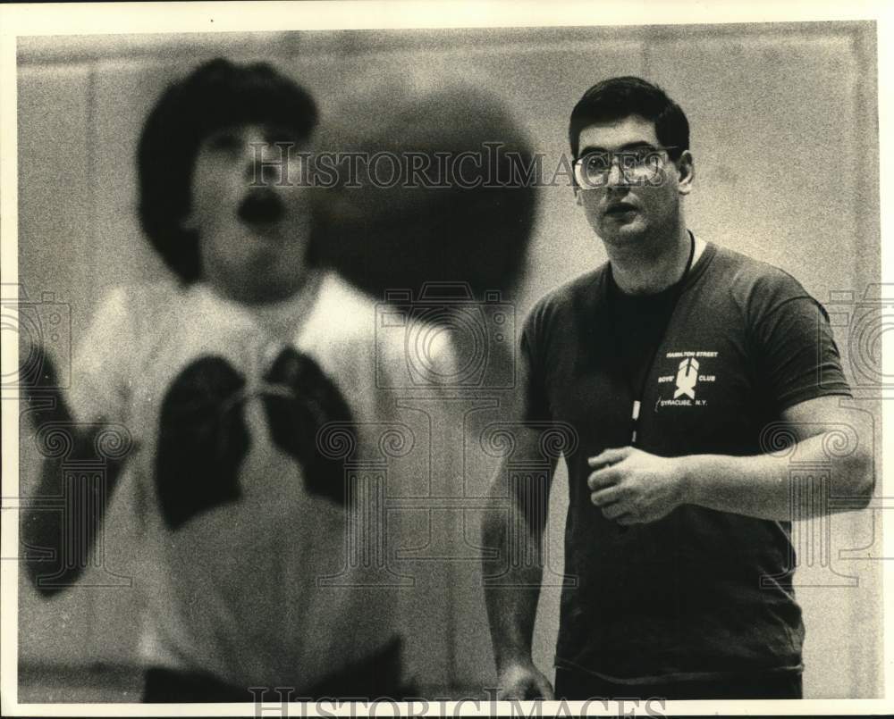 1983 Press Photo John Bruzdzinski, Director of the Metro Youth Basketball League - Historic Images