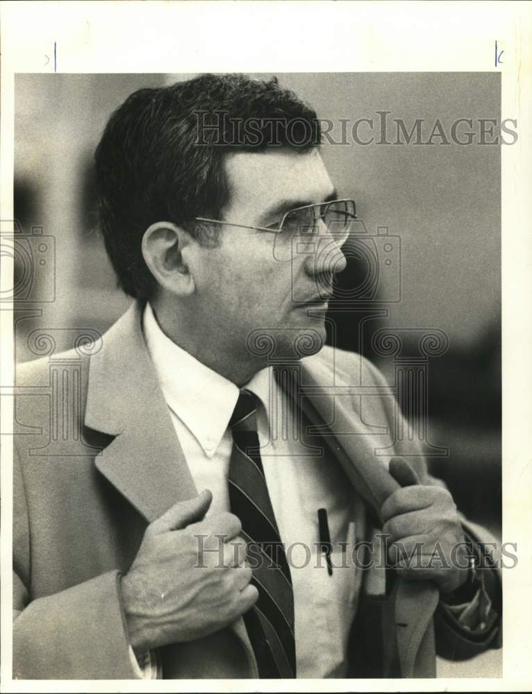 1986 Press Photo Potsdam Basketball Jerry Welsh at Hancock Airport- Historic Images