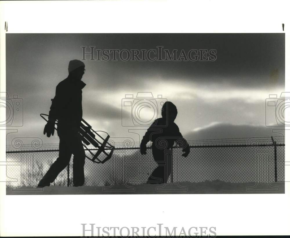 1990 Press Photo Corky Goss and son at Woodland Reservoir about to Sled - Historic Images