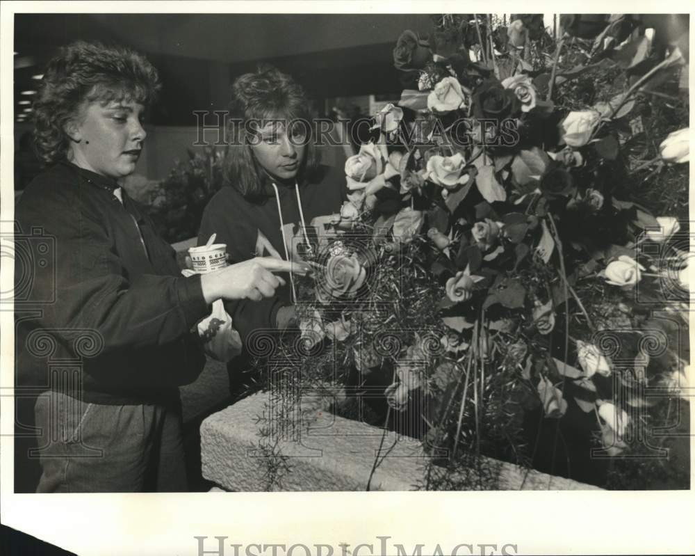 1986 Press Photo LeMoyne College Students at Shoppingtown Mall Rose Display - Historic Images