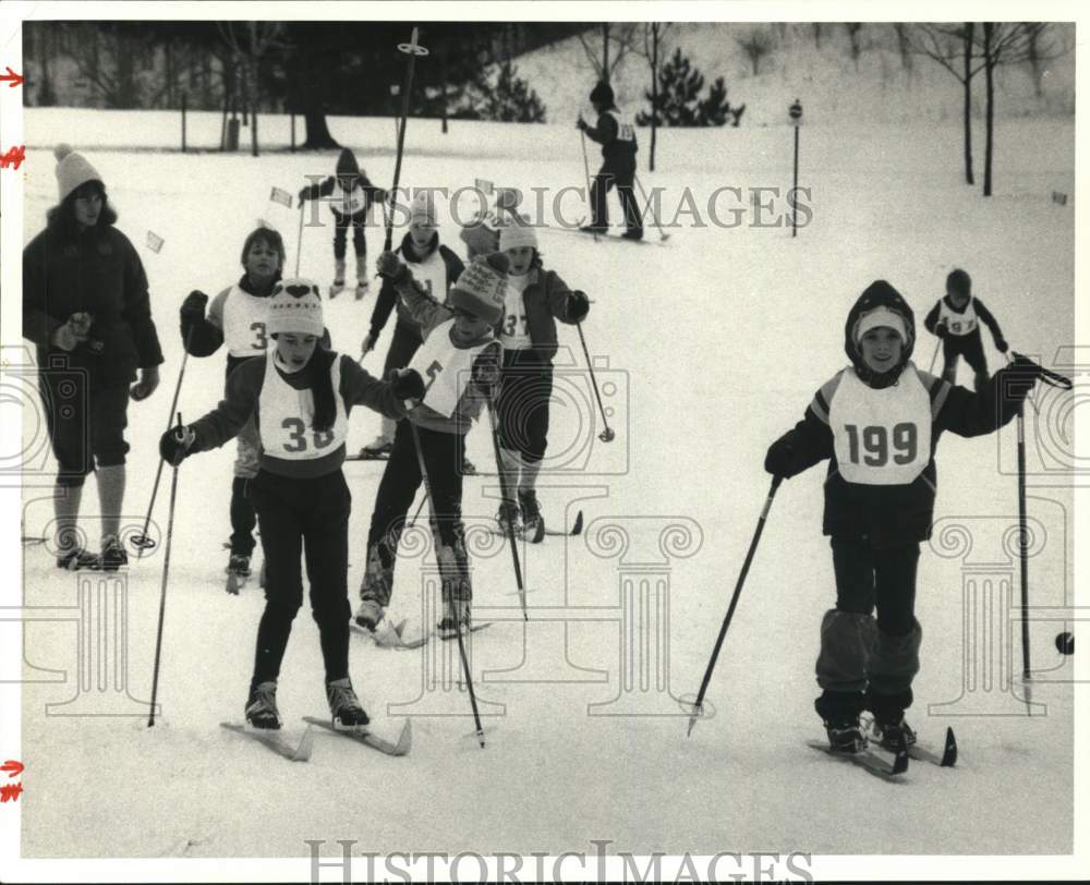 1986 Press Photo Kids assemble at Cross Country Ski Race in Drumlins, New York - Historic Images