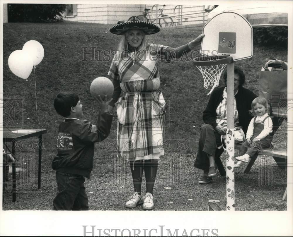 1988 Press Photo Jason Rogers plays Basketball, Market Day at Marcellus Library - Historic Images