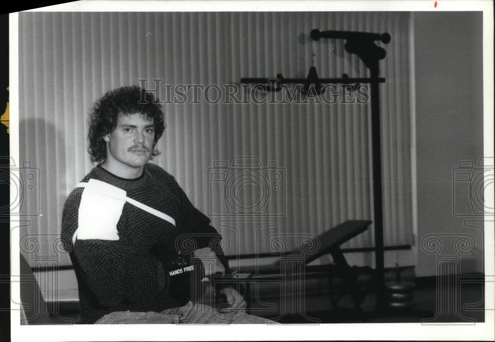 1988 Press Photo Jamie Desmond with Hands Free Weight Lifting System & Ice Pack - Historic Images