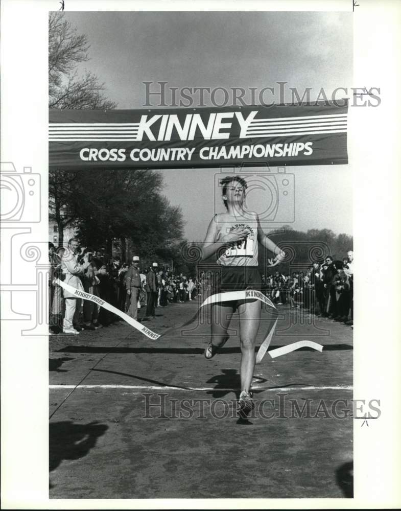 1986 Press Photo Denise Bushallow, Kinney Cross Country Championships Race - Historic Images