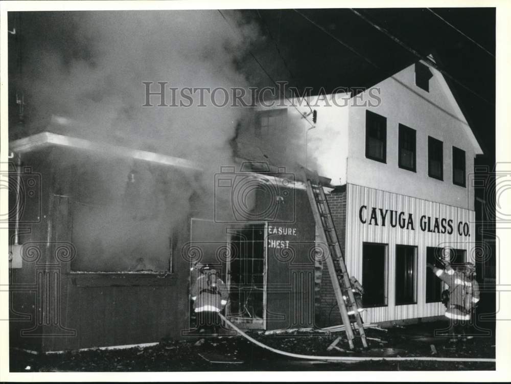 1989 Press Photo Fire at the Treasure Barn on Osborne Street in Auburn, New York - Historic Images