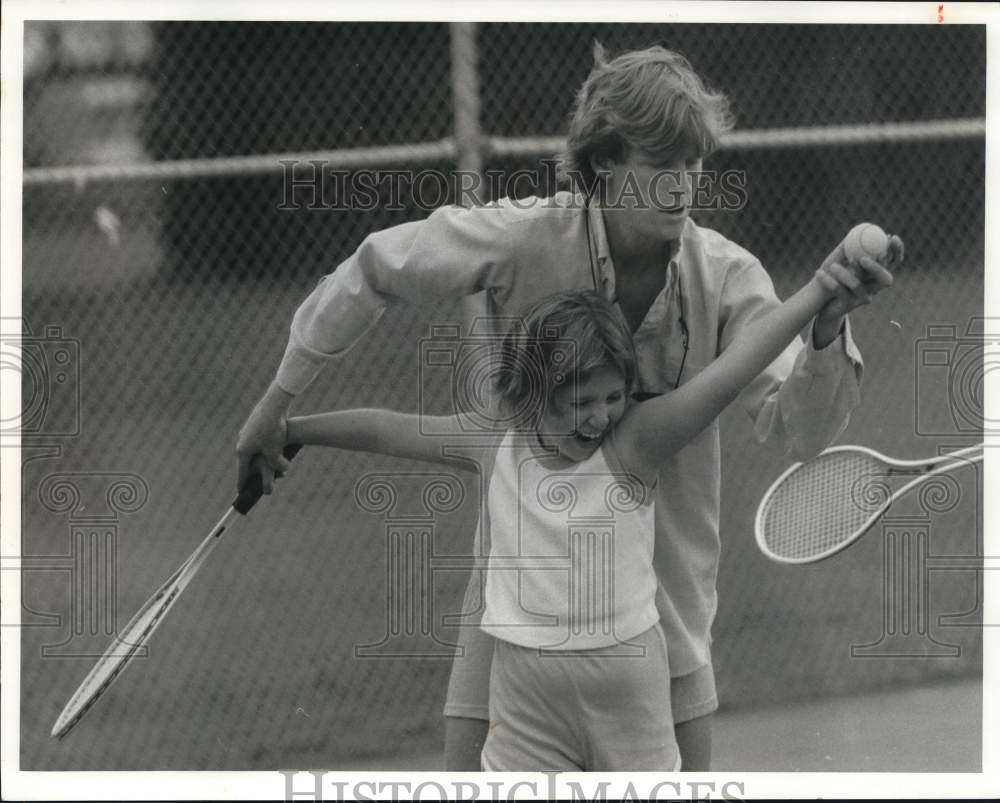 1984 Press Photo Tennis Instructor Robert Curley Jr. with Student Jenny Stanhope - Historic Images
