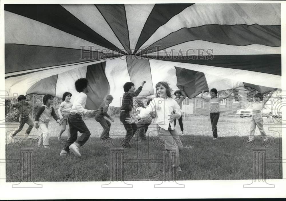 1985 Press Photo Children from Franklin School participate in Parachute Game - Historic Images