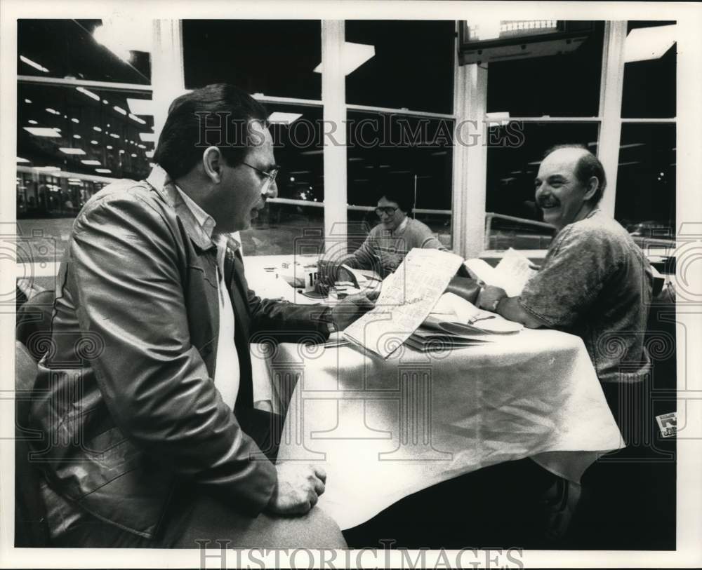 1989 Press Photo Gus Russo and Bob Bellomio at Vernon Downs with Racing Program- Historic Images