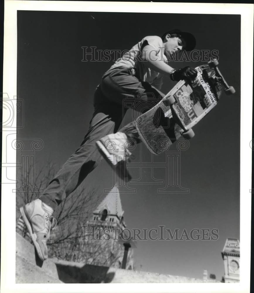 1989 Press Photo Steve Herrick skateboards on Clinton Square in New York- Historic Images