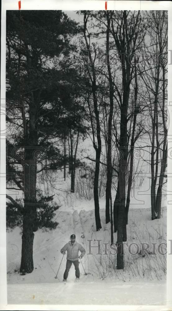 1987 Press Photo Dale Johnson Cross Country Skiing at Thornden Park - sya66079- Historic Images