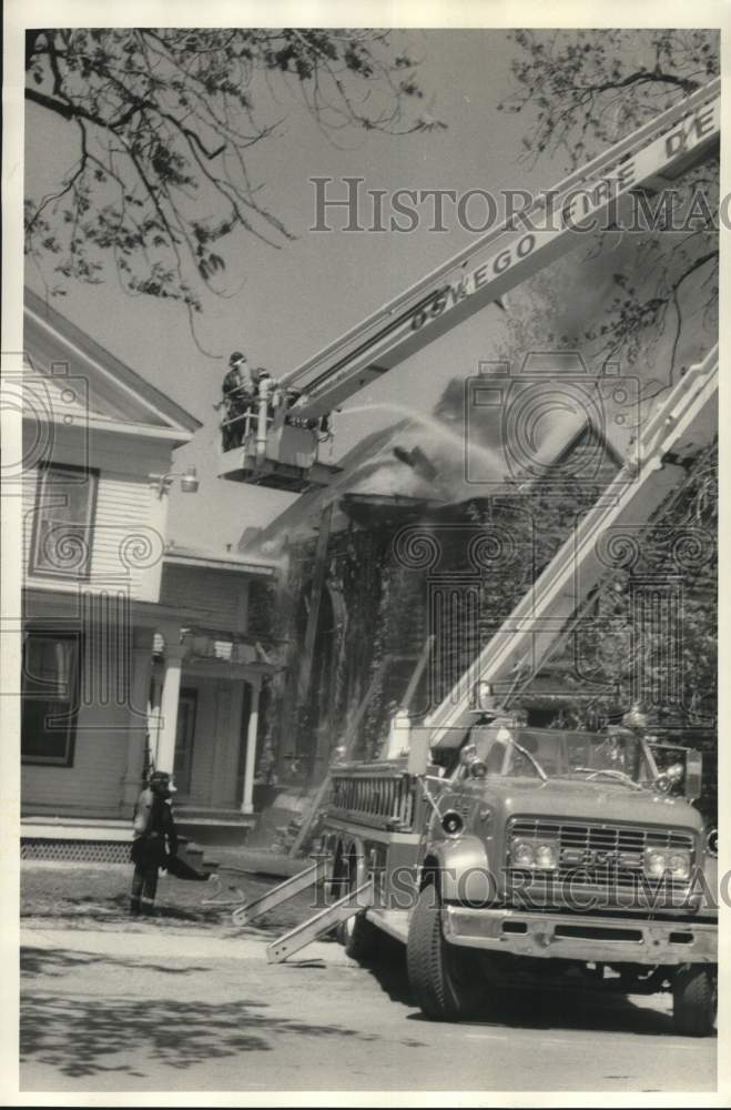 1986 Press Photo Firefighters use Fire Truck at Oswego Blaze, New York - Historic Images