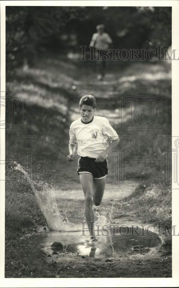 1986 Press Photo Rob Kolvin runs through Puddle on Race Course - sya66688 - Historic Images