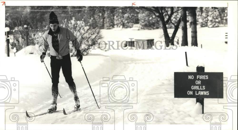 1989 Press Photo New York-Mike Rosanio Cross Country Skiing at Green Lakes Park - Historic Images