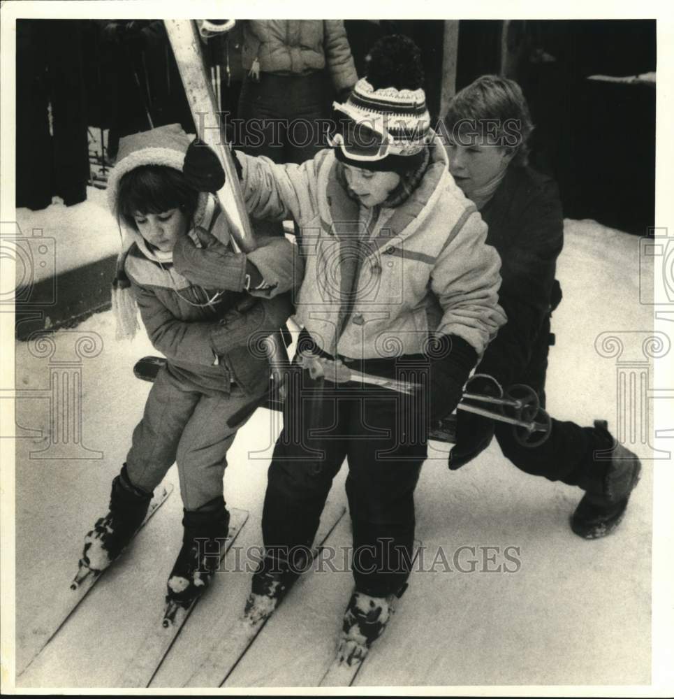 1985 Press Photo Getting on the T Bar at Labrador Mountain in Truxton, New York - Historic Images