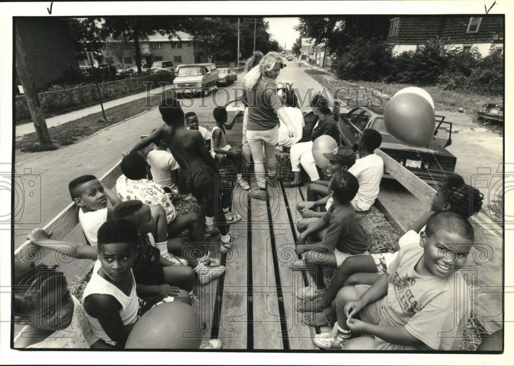 1989 Press Photo Children on Hayride at Central Village Housing Block Party- Historic Images