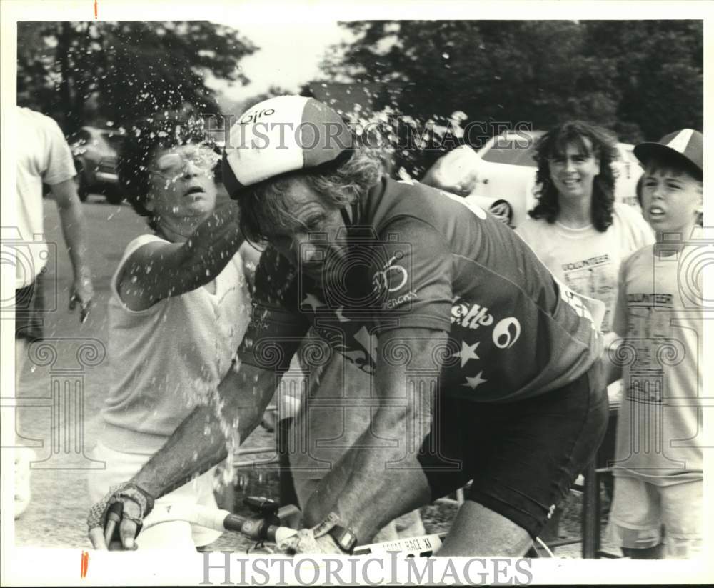 Press Photo Race volunteer cools down G. Brockway during Great Race, Owasco- Historic Images