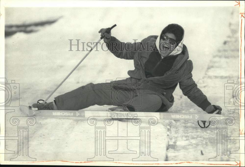 1988 Press Photo Stephanie Dunlap Cross Country Skiing at Drumlins Country Club - Historic Images