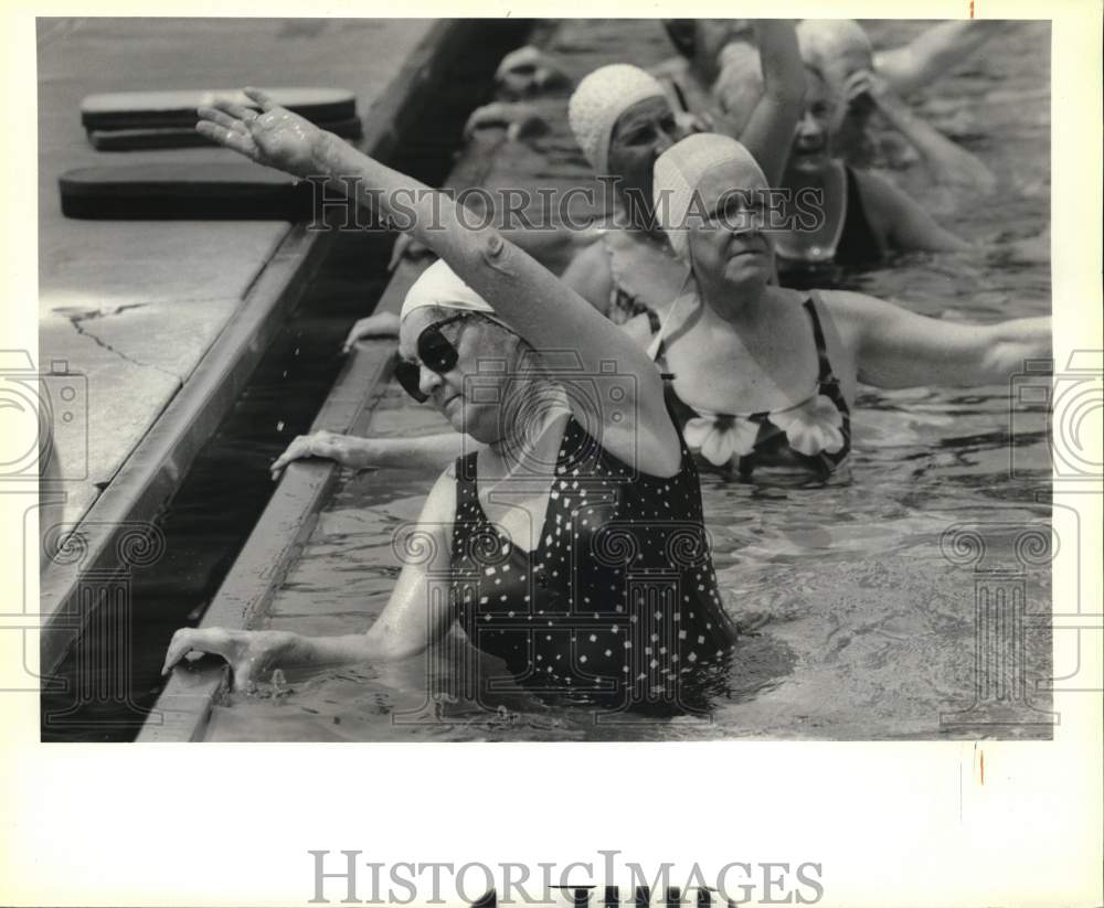 1989 Press Photo New York-Senior citizens in exercise class in the Hanlon pool. - Historic Images