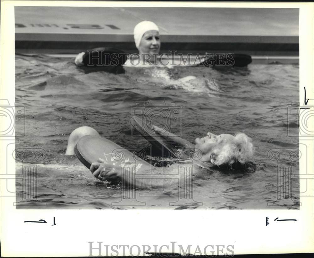 1989 Press Photo Syracuse-Inge DiNiro and Florence Wells, exercise in pool- Historic Images