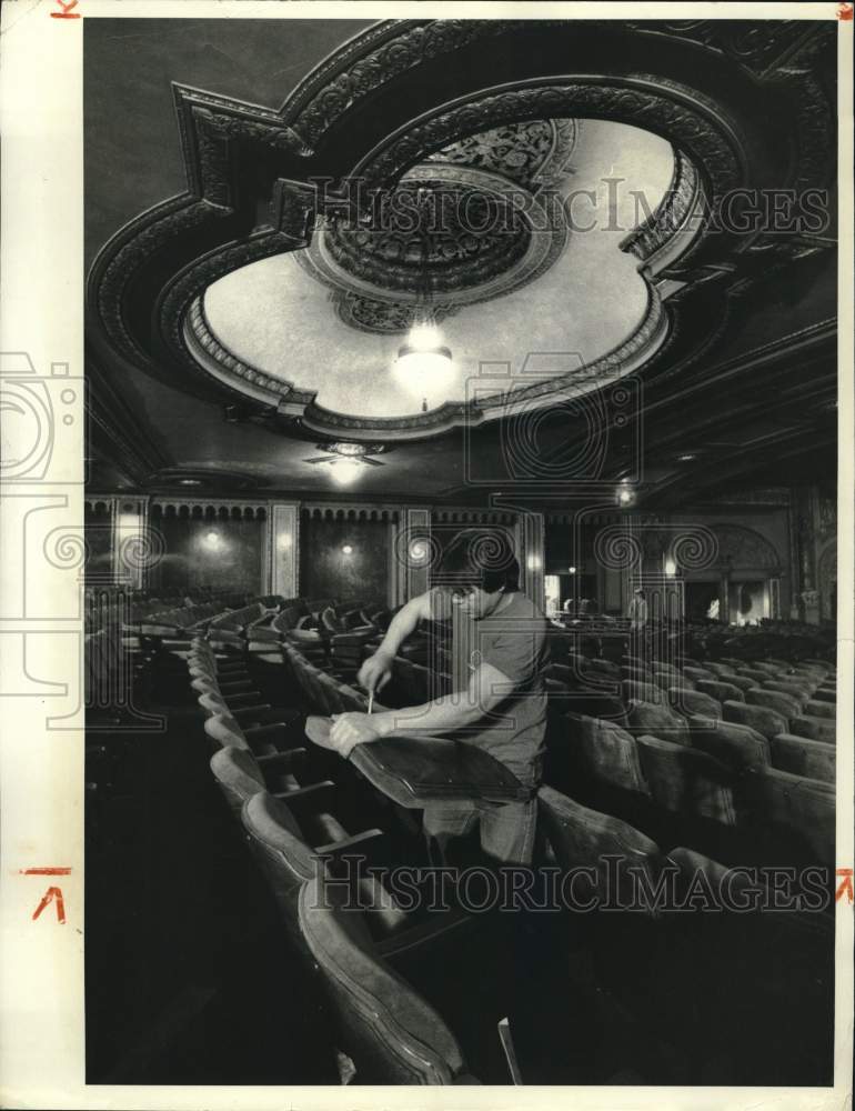 1986 Press Photo Juan Torres works on Landmark Theatre Seat Back, New York - Historic Images