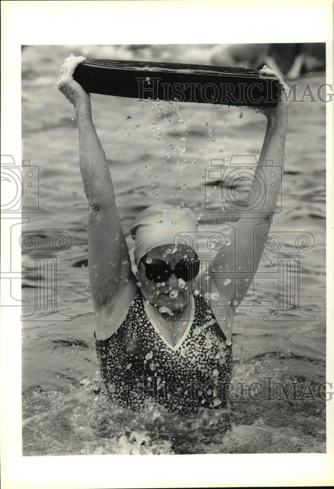 1989 Press Photo Dottie Wood Exercises in Senior Citizen Class at Hanlon Pool - Historic Images