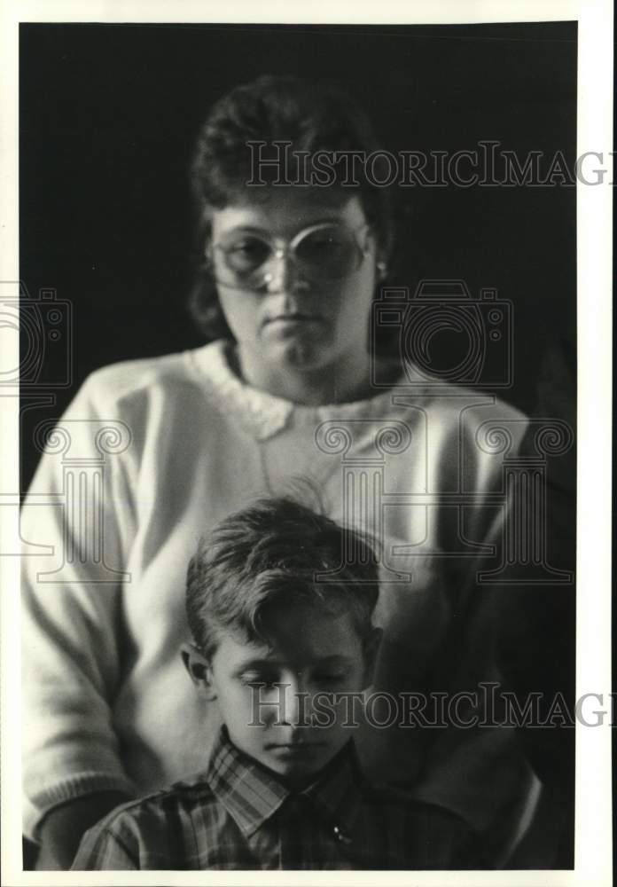 1988 Press Photo Wendy & Jason Clark at Church Service for Husband, Fairmount- Historic Images