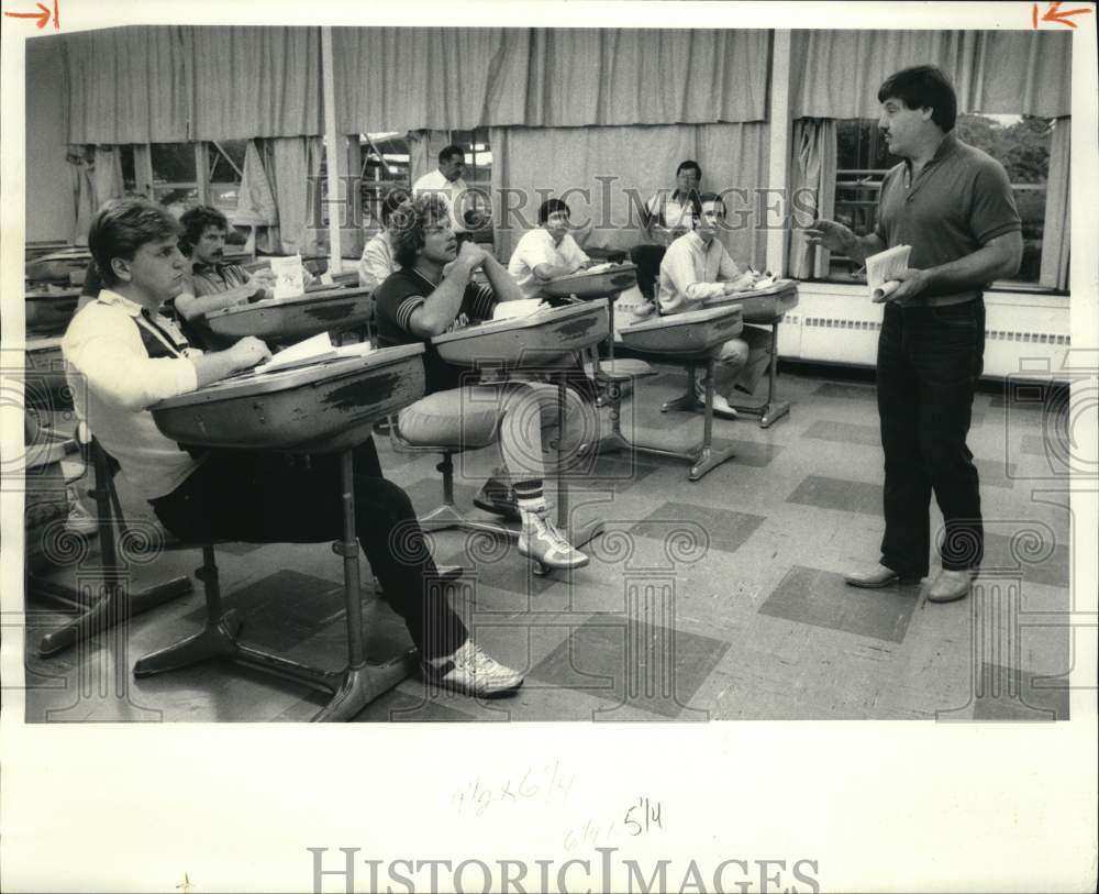 1985 Press Photo Membership Chairman Tom Ferrante goes over Refereeing Football - Historic Images