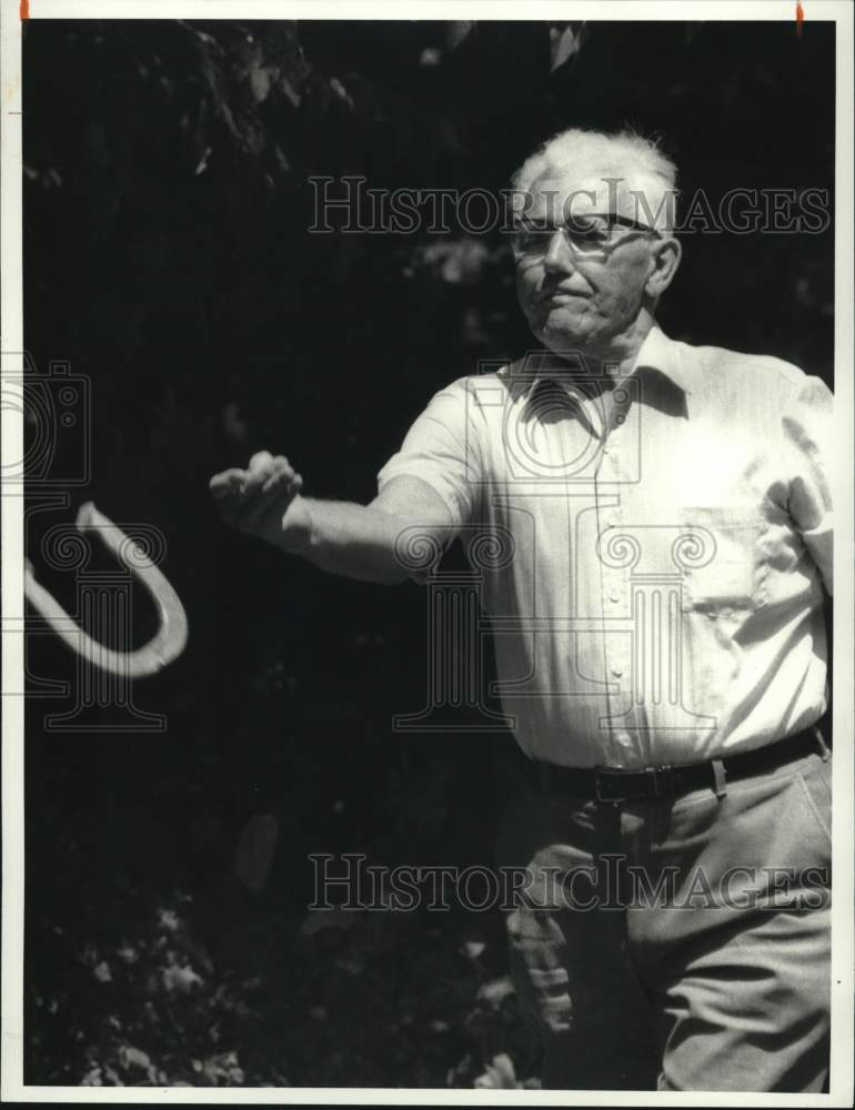 1986 Press Photo Otto Karcher Playing Horseshoes at Manlius Senior Picnic - Historic Images