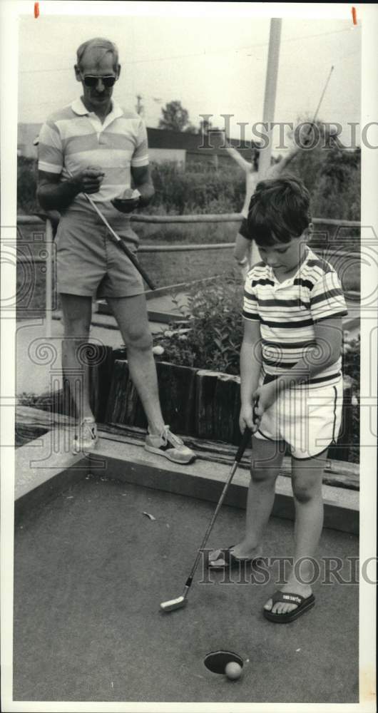 1987 Press Photo Rob Seeloff with father at March of Dimes Putt-Putt Tournament- Historic Images