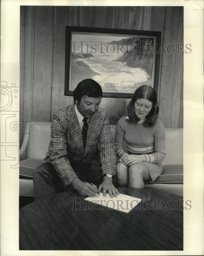 1975 Press Photo County Executive John Mulroy signs Proclamation, Lois Wright- Historic Images