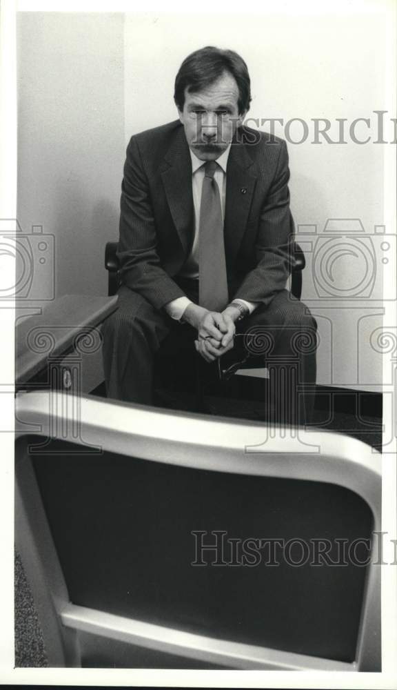 1988 Press Photo Investigator Vince Larkin at Sheriff's Department - sya69615 - Historic Images