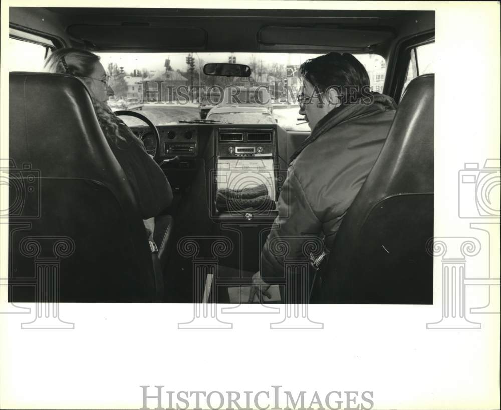 1987 Press Photo Mobile Case Managers Cheryl Rieder and Ken Hodges in Van - Historic Images